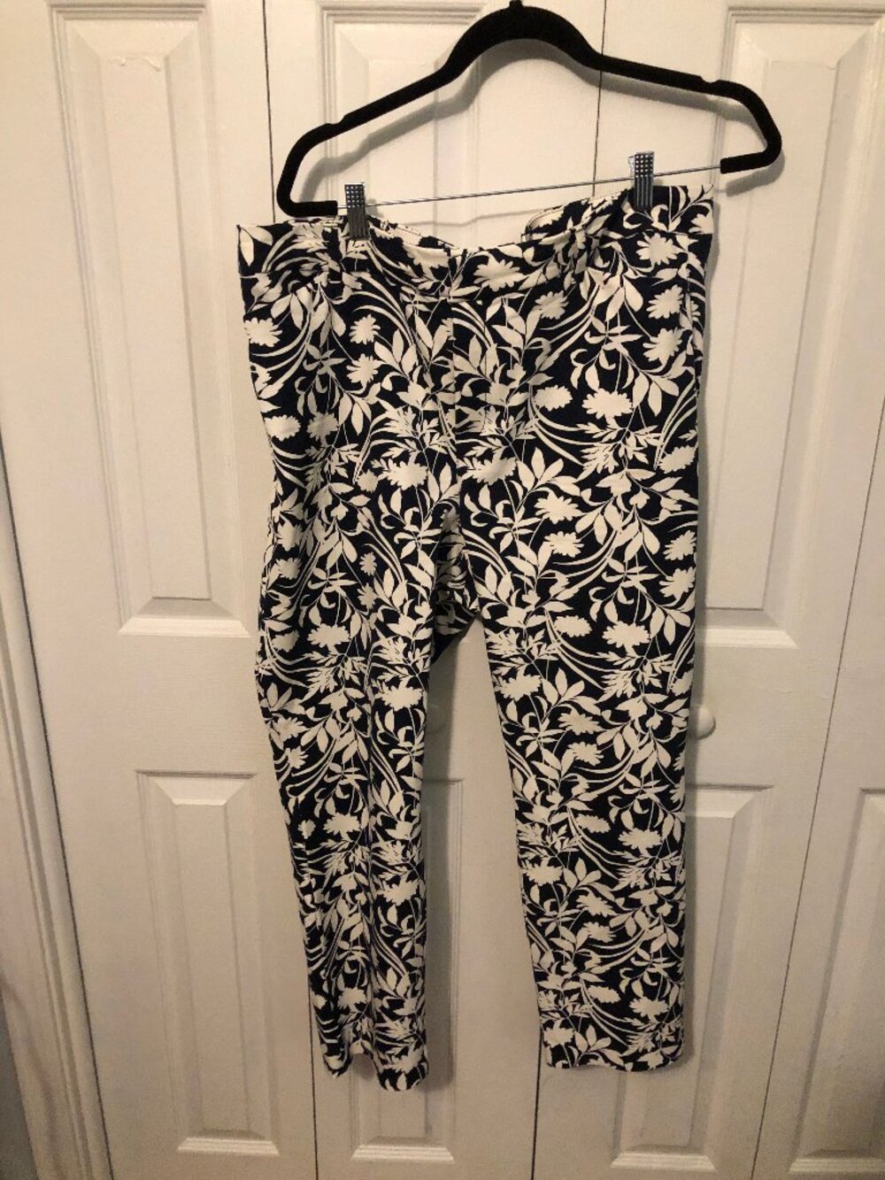 Old Navy  Navy and Cream Pixie Skinny size 18 Pants